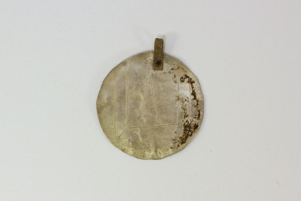 Сторона череповецкой подвески с княжеским трезубцем.