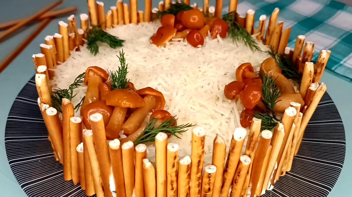 ⭐ Салат «Грибной пенёк» с жареными шампиньонами и копчёной курицей