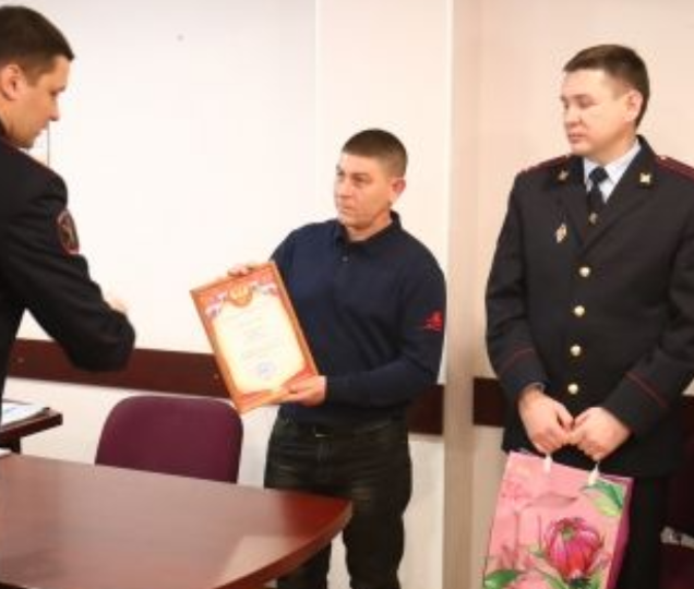 Полицейский и спасатель вытащили из воды ребёнка