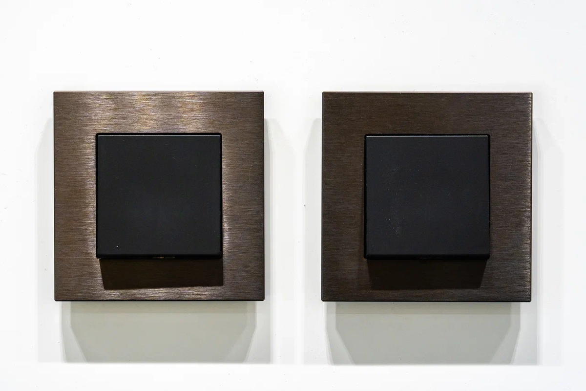 На фото: одноклавишные проходные выключатели от  бренда Jasmart