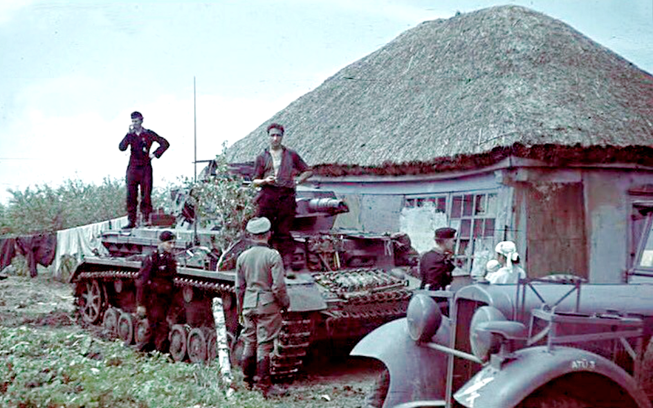 Солдаты вермахта из 16-й моторизованной дивизии просят воды у крестьян на Кубани, 1942 г.