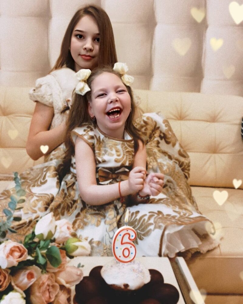    Софья и Агата, когда младшей исполнилось 6 лет.