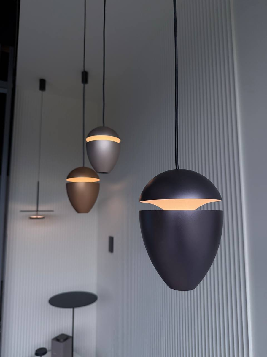На фото: подвесные светильники от бренда SANTAN
