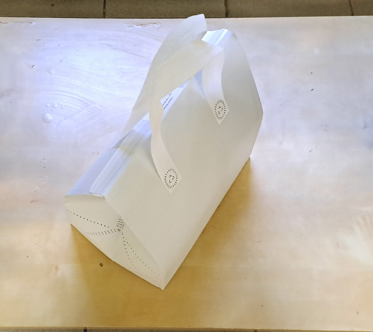 Белое на светлом блёкло выглядит. Но упаковка прям стильная.