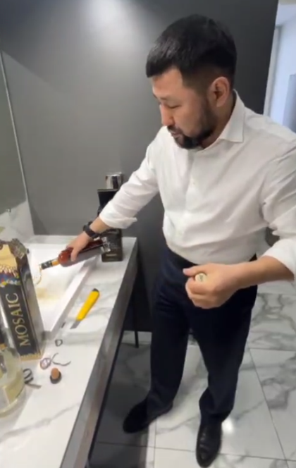 Глава Якутска расправляется с новогодними подарками / Скриншот кадра видео телеграм-канал Евгений Григорьев, глава ГО «Город Якутск»