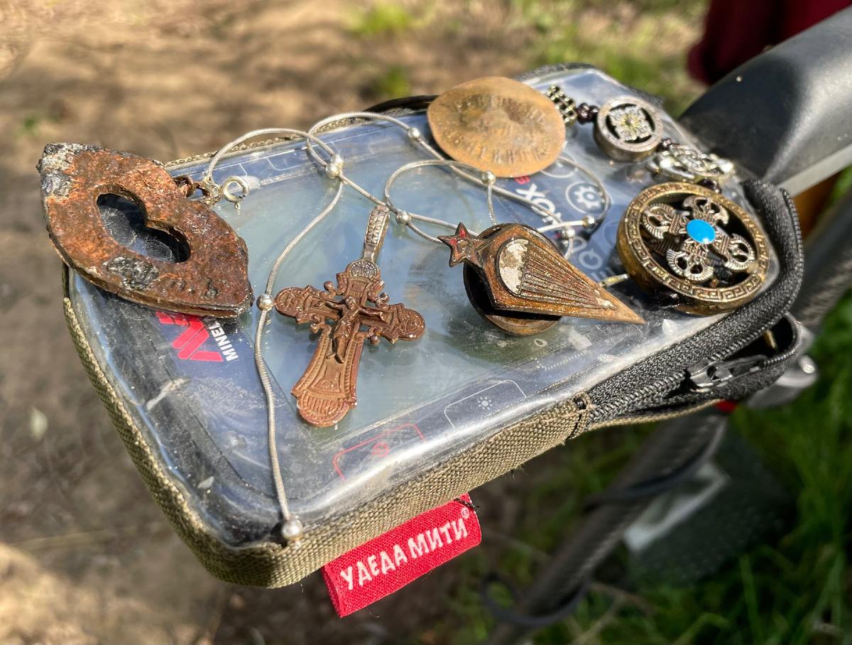 Вот уже полгода как я хожу с Эвиноксом 900, который отлично показал себя по выбитым вусмерть местам и в воде. Находки из воды с одного очень старого пляжа