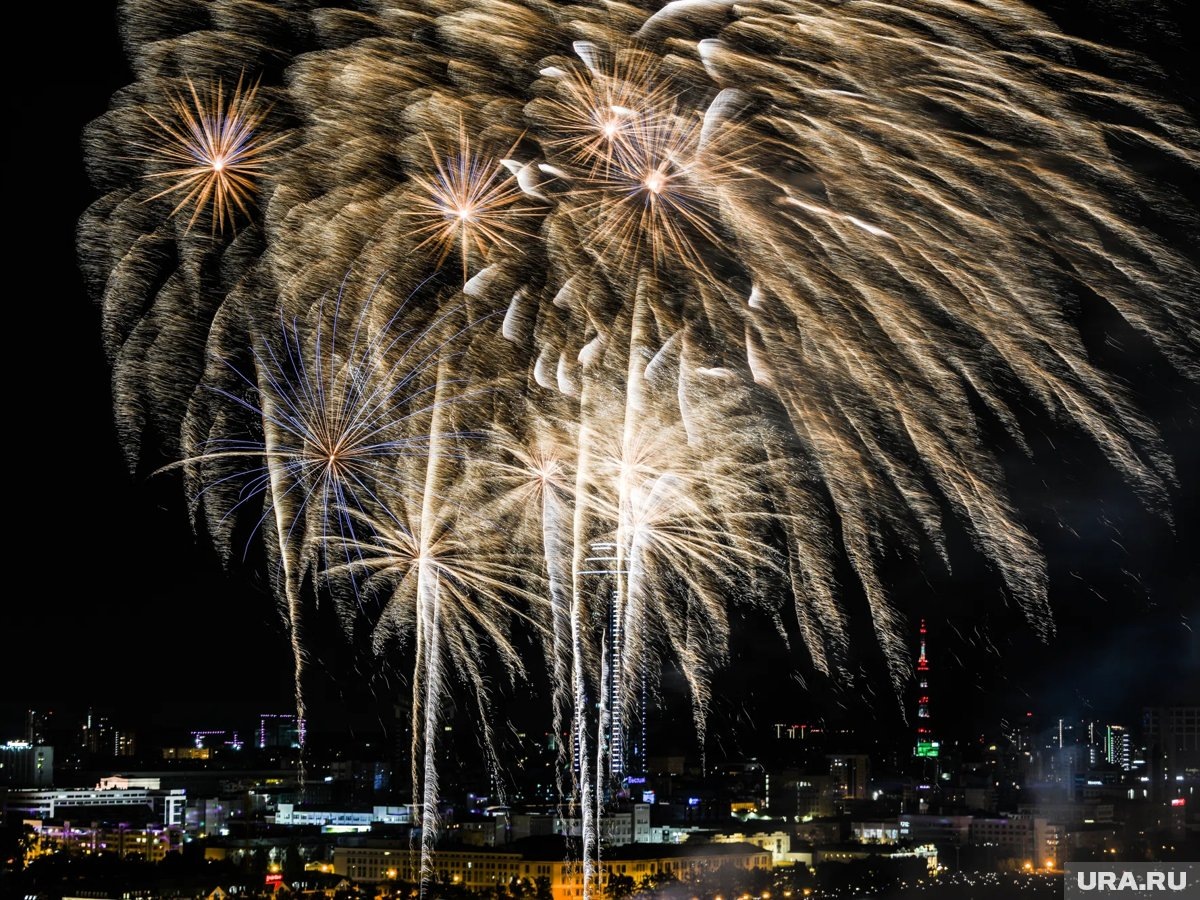     При запуске фейерверков необходимо строго соблюдать требования пожарной безопасности
