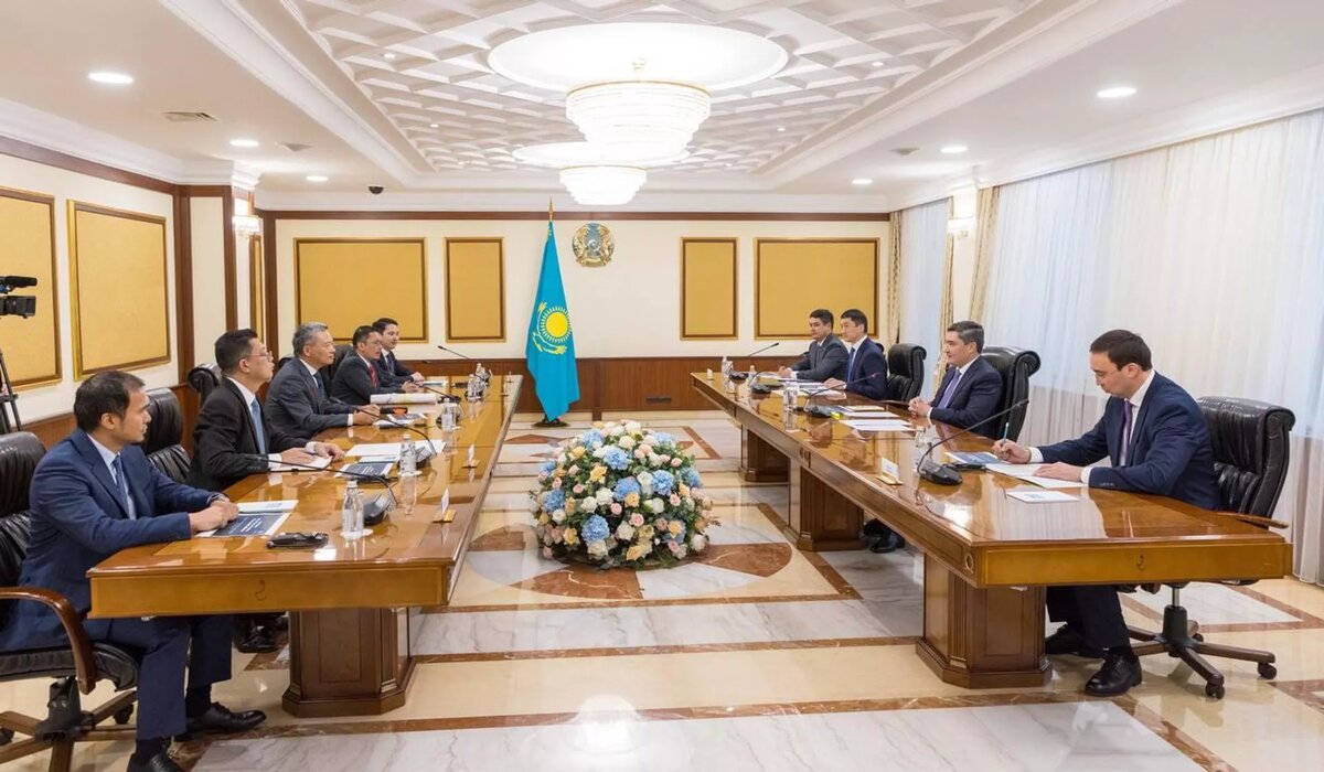 Встреча премьера Казахстана Бектенова с главой малайзийской компании Proton Holdings / © Photo : Пресс-служба правительства Казахстана