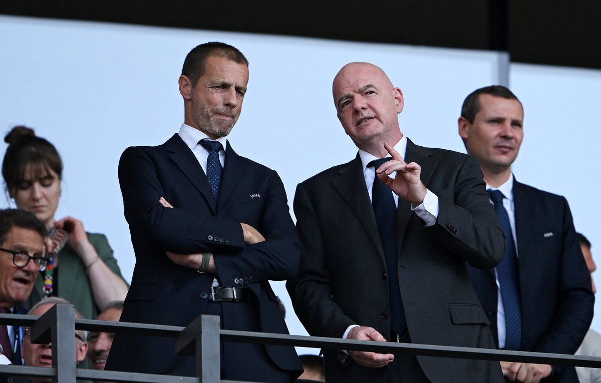    Глава УЕФА Александер Чеферин и президент ФИФА Джанни Инфантино  Stu Forster/Getty Images