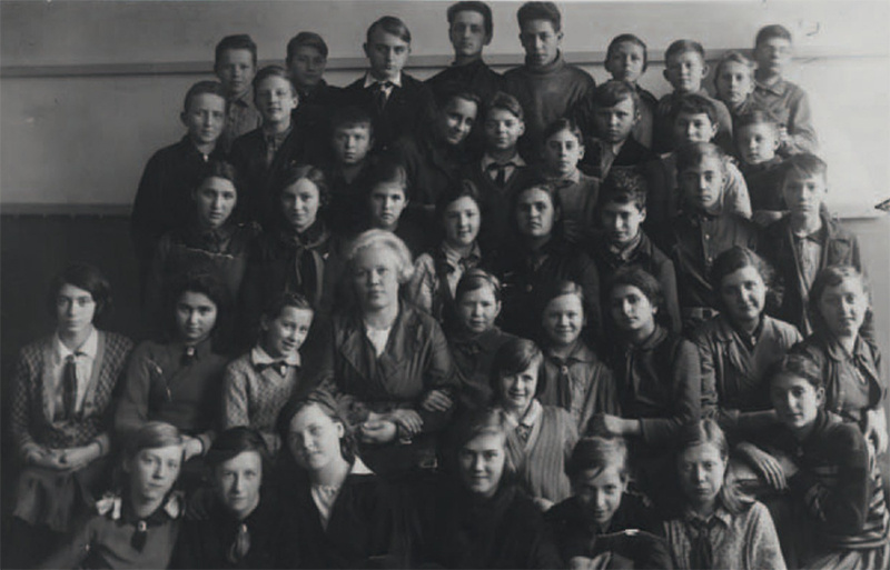 Школьная фотография. Юра Рябинкин в четвертом ряду. Крайний справа