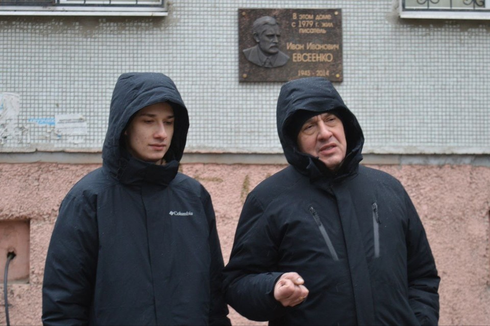    Внук и сын Ивана Ивановича Евсеенко на открытии мемориальной плиты писателя Анастасия АСТАШОВА