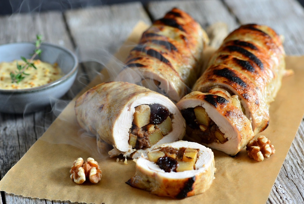 🎭 Новогодние ‘гусиные рулетики’ из куриной грудки: как их делали в столовой МХАТа — с яблоками и черносливом.  