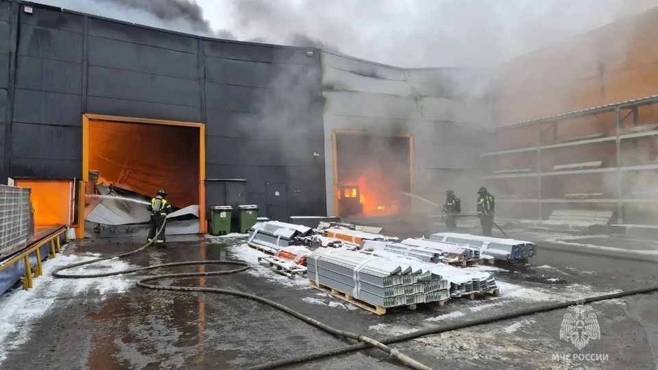    В Щекино потушен крупный пожар в цехе по производству сэндвич-панелей материалы пресс-служб