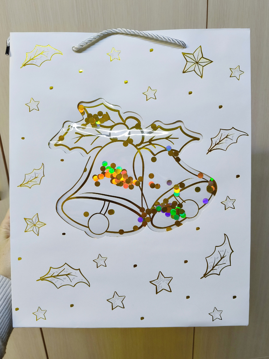 В ФиксПрайсе купили очень классный подарочный пакет - в нём пайетки подвижные. 