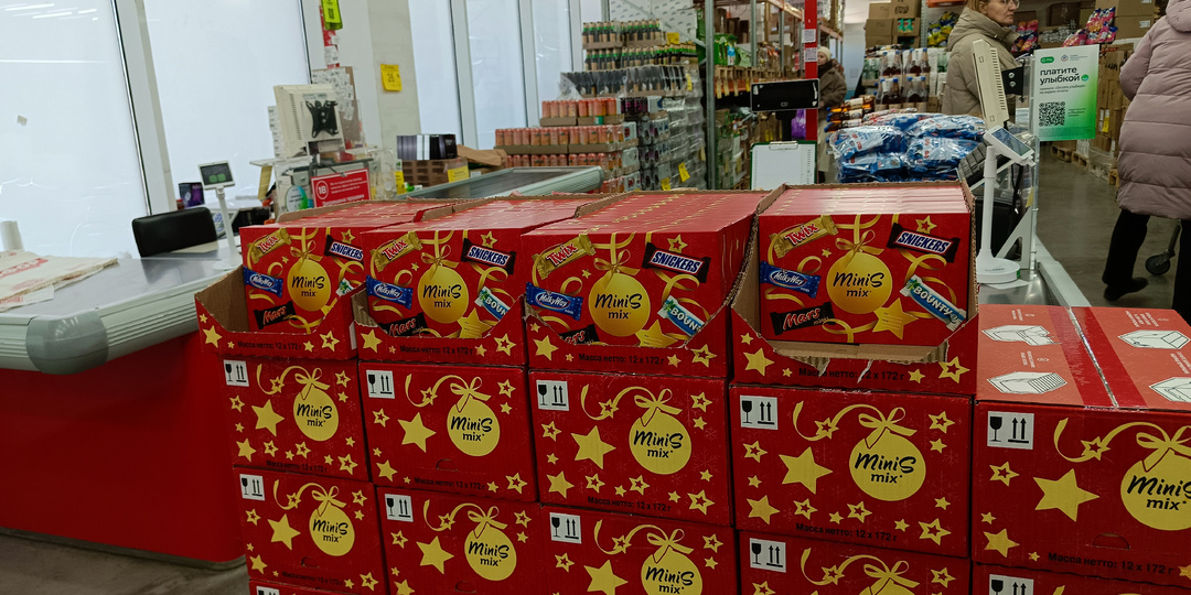 Во время покупок в «Светофоре» заметила, как персонал подвёз ещё товары в отделы.