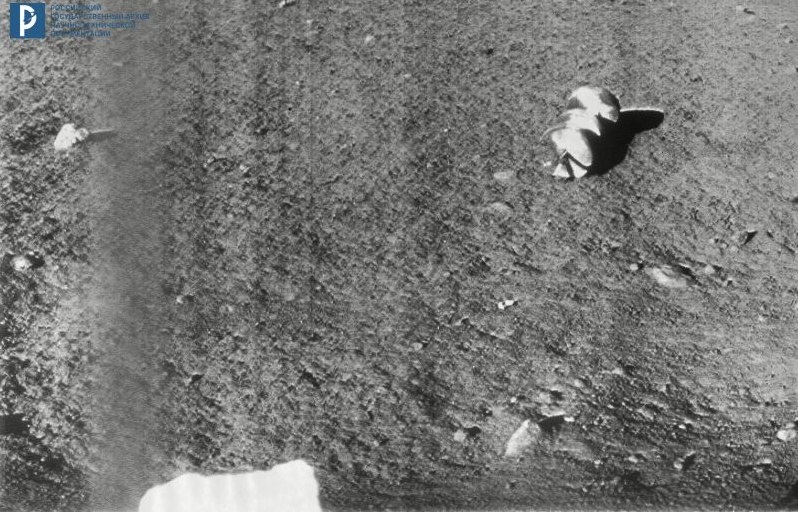 Снимок лунной поверхности, полученный с АЛС «Луна-13». Фрагмент фотопанорамы № 2. 26 декабря 1966 г. РГАНТД. Арх. № 6-83Д