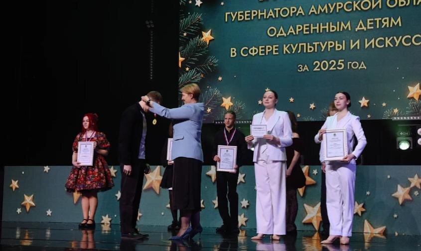 В Приамурье до 25 000 рублей увеличили размер стипендии губернатора для одаренных детей