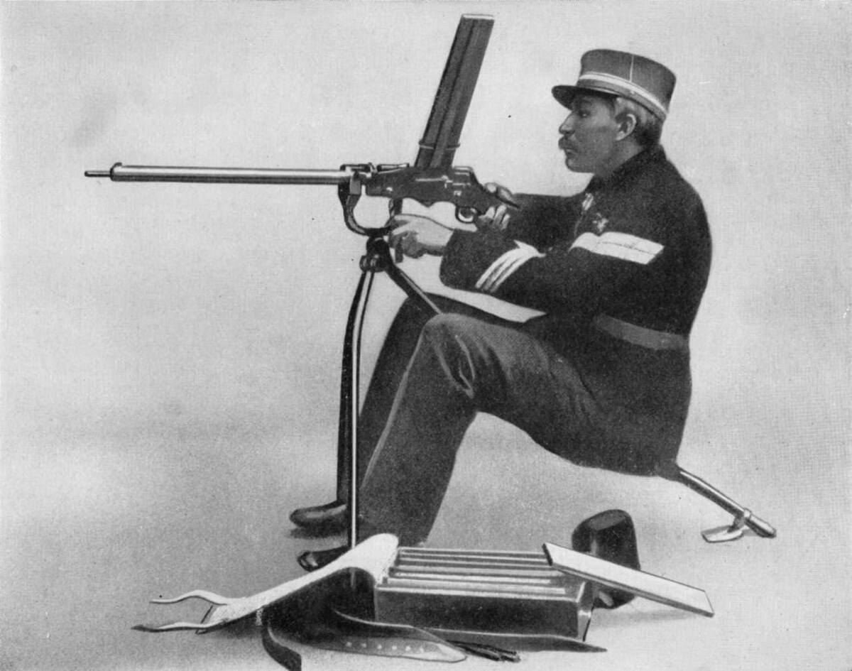 Лейтенант Шубо демонстрирует пулемет Мадсен обр. 1903 года