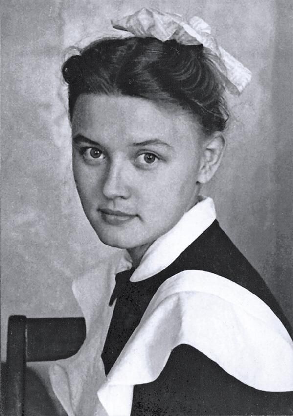 Вера Алентова в год окончания школы.