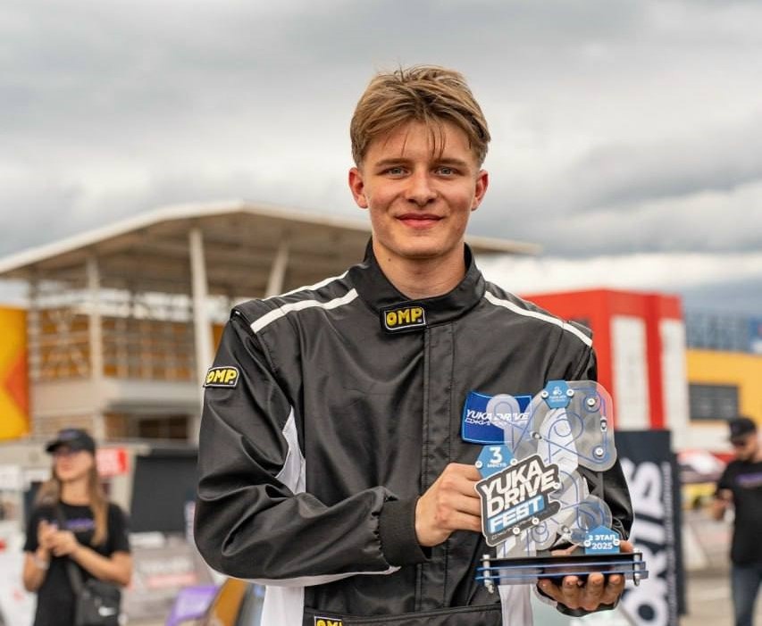 Роман Семёнов любит скорость и дрифт.