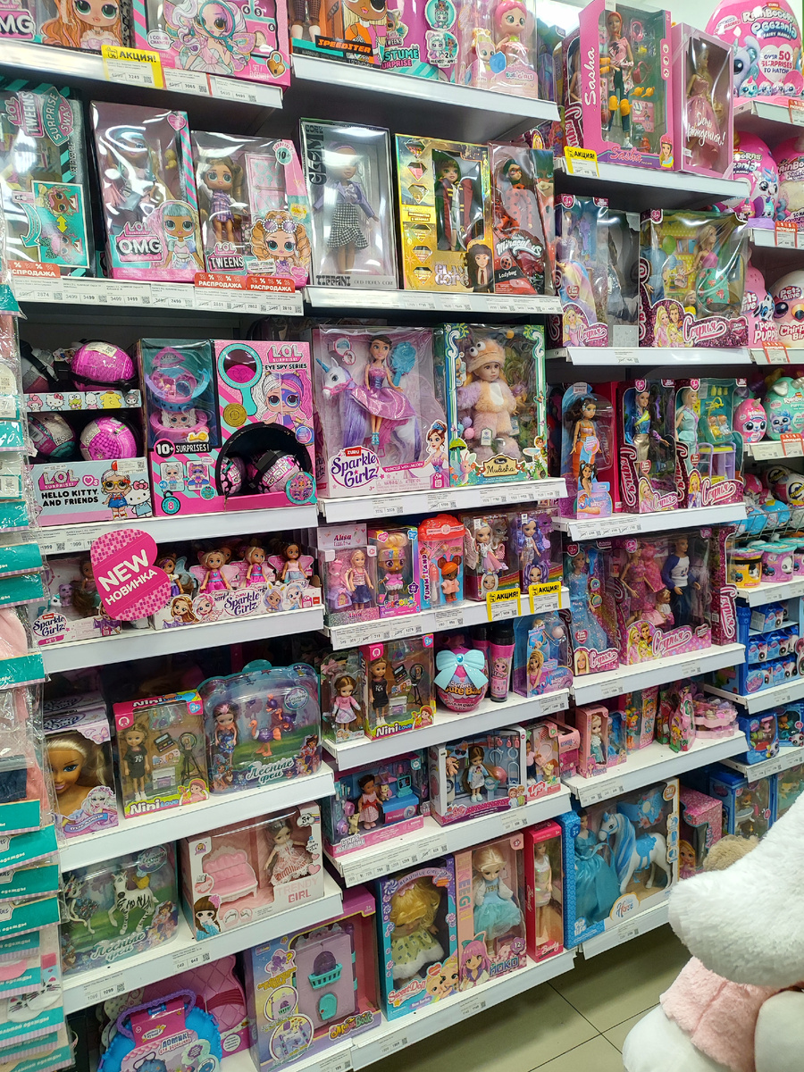 Ассортимент кукол и игрушек в магазине "ВотОнЯ", г. Санкт-Петербург. Фото автора.