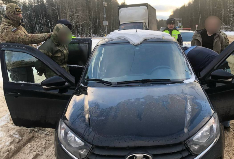 В Сыктывкаре сотрудники полиции и ФСБ задержали с поличным двух закладчиков наркотиков