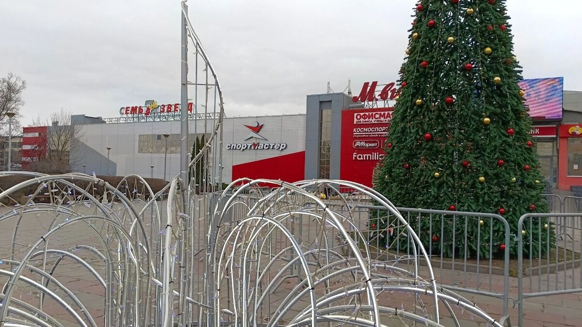    Ёлка около ТРК «Семь звёзд»   Сергей Матанцев / novostivolgograda.ru