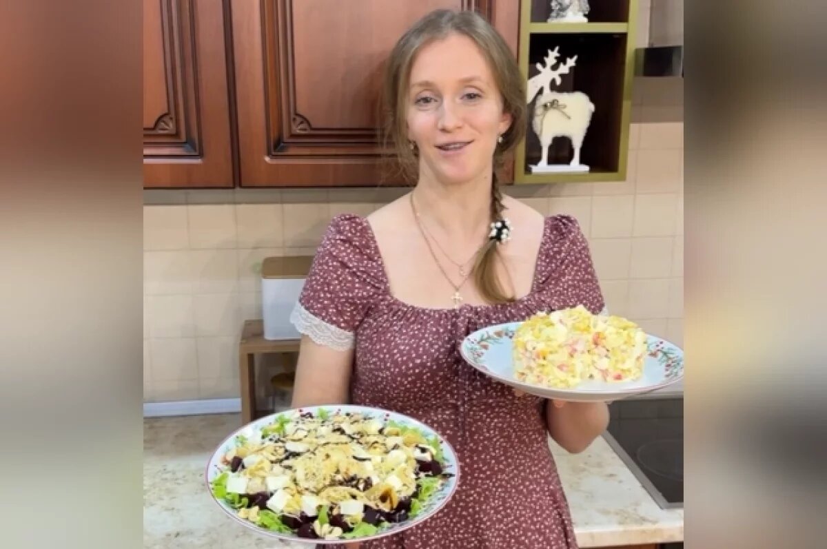    Легкими и быстрыми рецептами новогодних салатов поделилась волгоградка