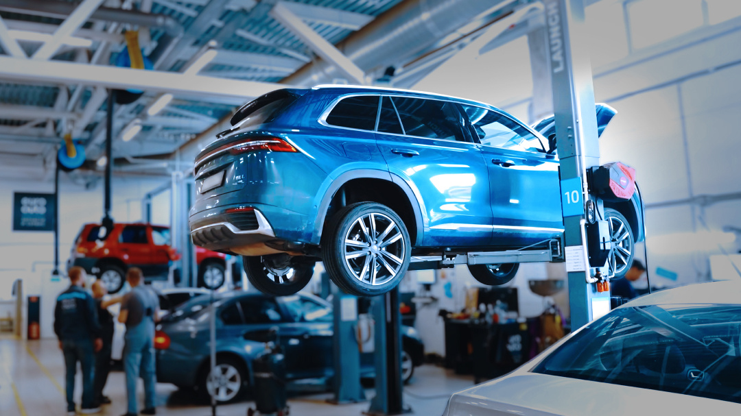 В 2025 году сеть ЕвроАвто преодолела планку в 17 000 клиентов, из которых 1 000 обслуживались полностью онлайн — без общения с операторами или сотрудниками: от записи и ремонта до оплаты и выдачи машины по ссылке и забора ключей в ключнице. Внедрены новые инструменты для работы: облачный сертификат для работы с маркированным товаром; доработанный складской учет с инвентаризацией, адресным хранением, приемом маркировки и автоподбором запчастей. Завершена интеграция с 1C, добавлена фиксация цен на "якорные" услуги для плавного повышения нормочаса в связи с налоговой реформой — с 1 декабря цены согласованы индивидуально. Запущен голосовой бот MaxbotDetalius для записи в контакт-центре, стартовали курсы по диагностике и ремонту электромобилей с Академией транспортных технологий. Регулярно проходили встречи с оптовыми клиентами ЕвроАвто, которые заказывают детали практически на ежедневной основе, а также круглые столы с франчайзи ЕвроАвто по всем волнующим их темам. Раз в год партнеры собираются вместе для подведения итогов и формирования вектора развития на новый год. Как обычно, получилось продуктивно, полезно и душевно!