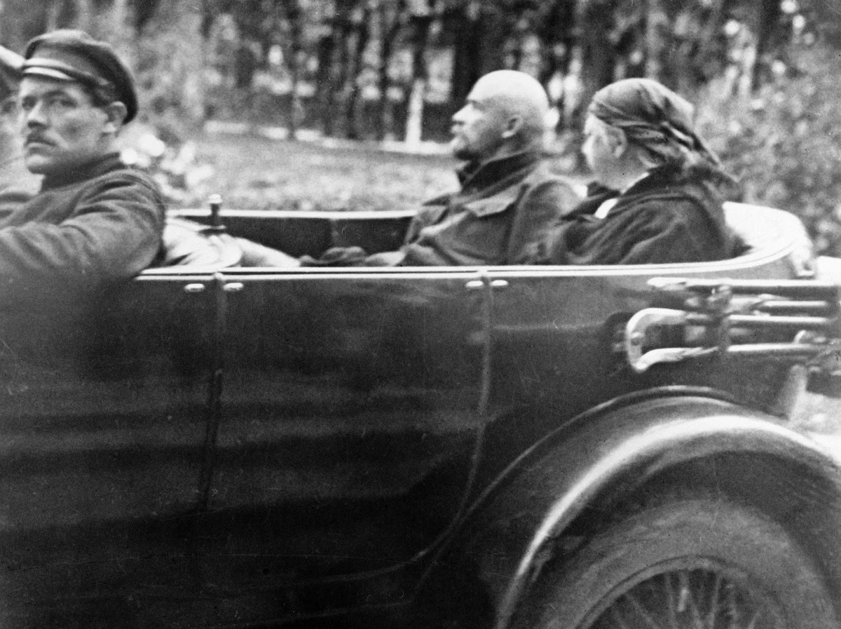 Ленин и Крупская на авто-прогулке в окрестностях Горок.