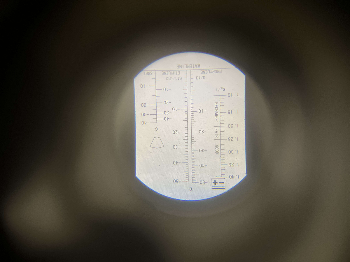 Перед началом работ проверяем рефрактометром состояние антифриза