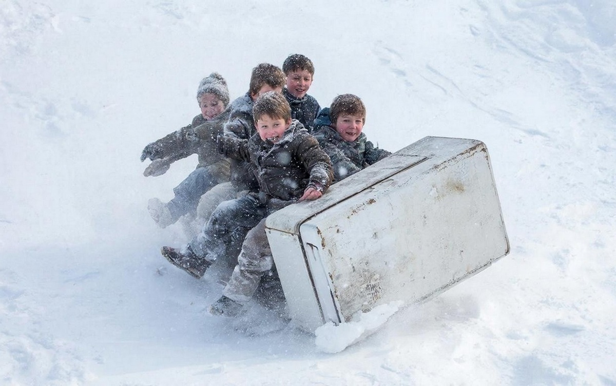    В холодильнике или на друге: жители Ижевска рассказали, на чем катались с горок в детстве