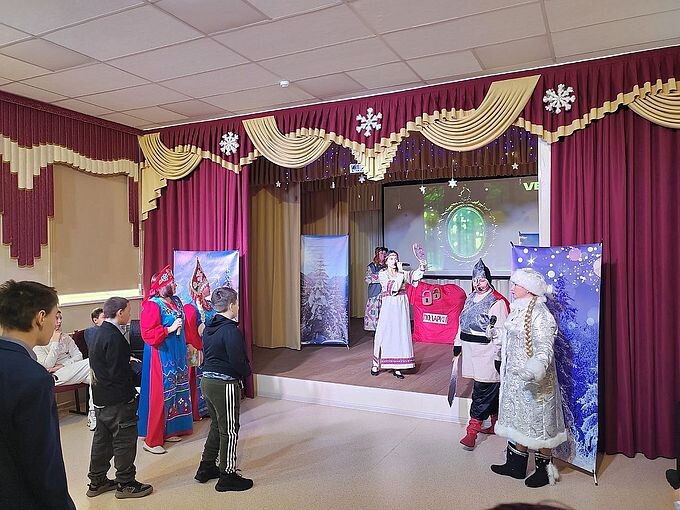 Дети смотрят представление на сцене