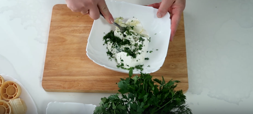Перемешиваем творожный сыр с чесноком и зеленью