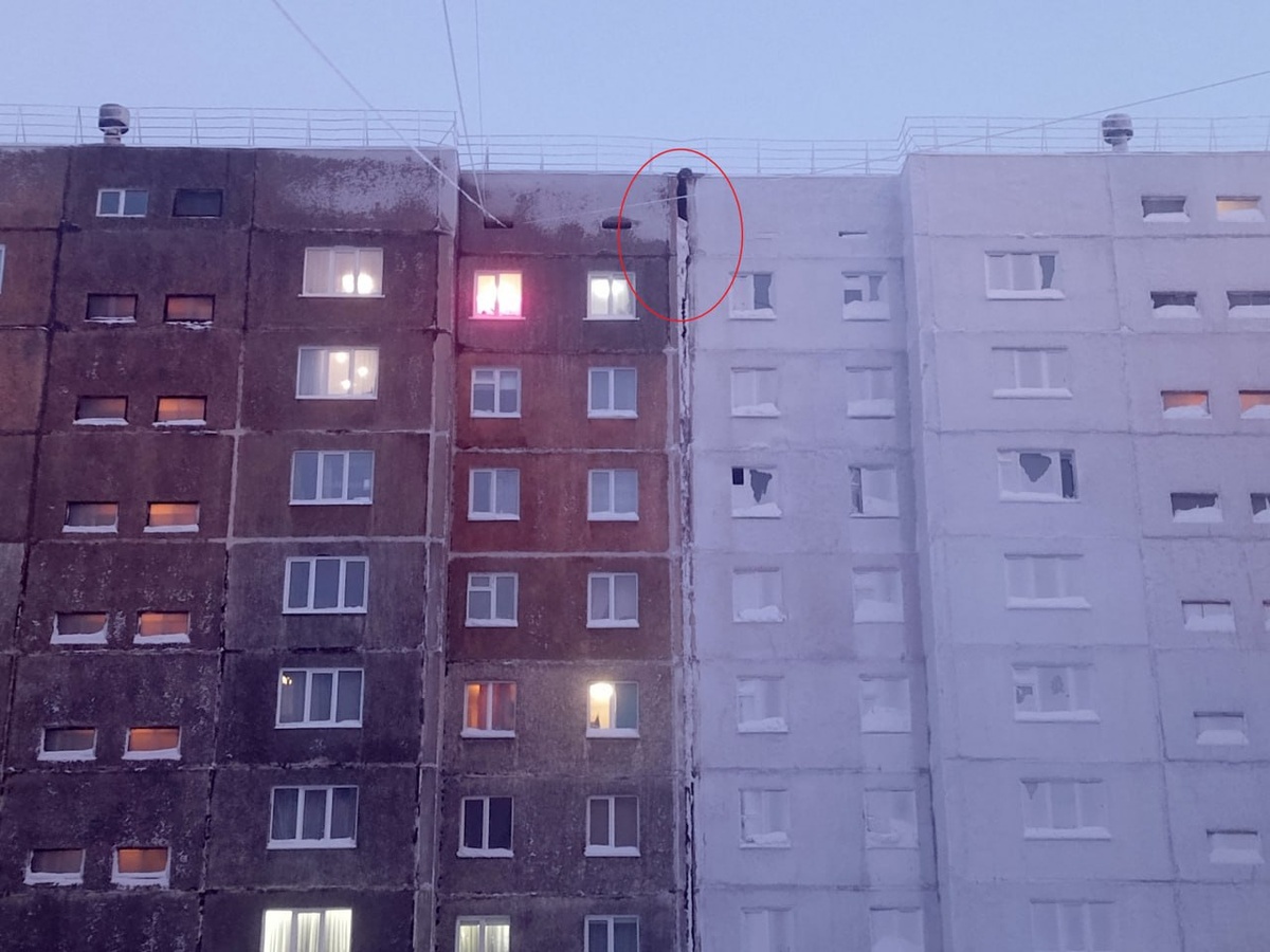 Наклон дома отлично виден даже издалека