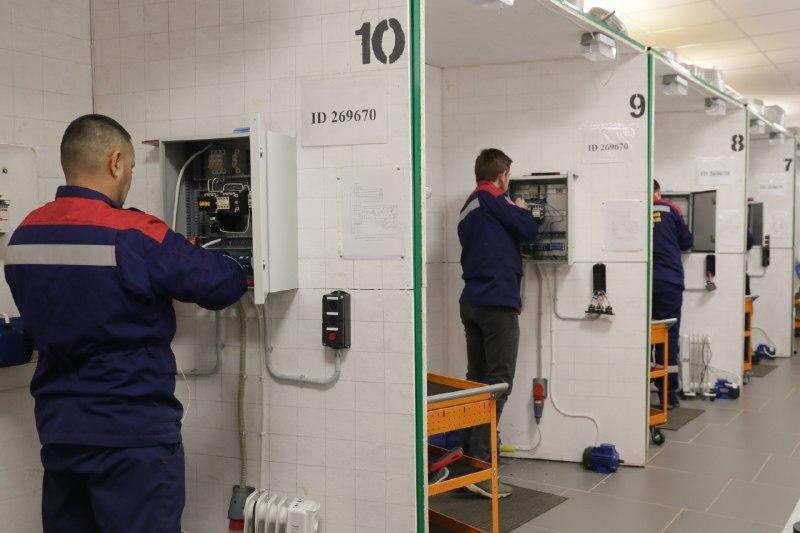    Фото ММСК. Электромонтеры