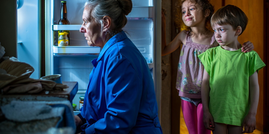 — Забирайте, надоели! — Открыла холодильник невестки: пиво и майонез. Внуки не ели двое суток