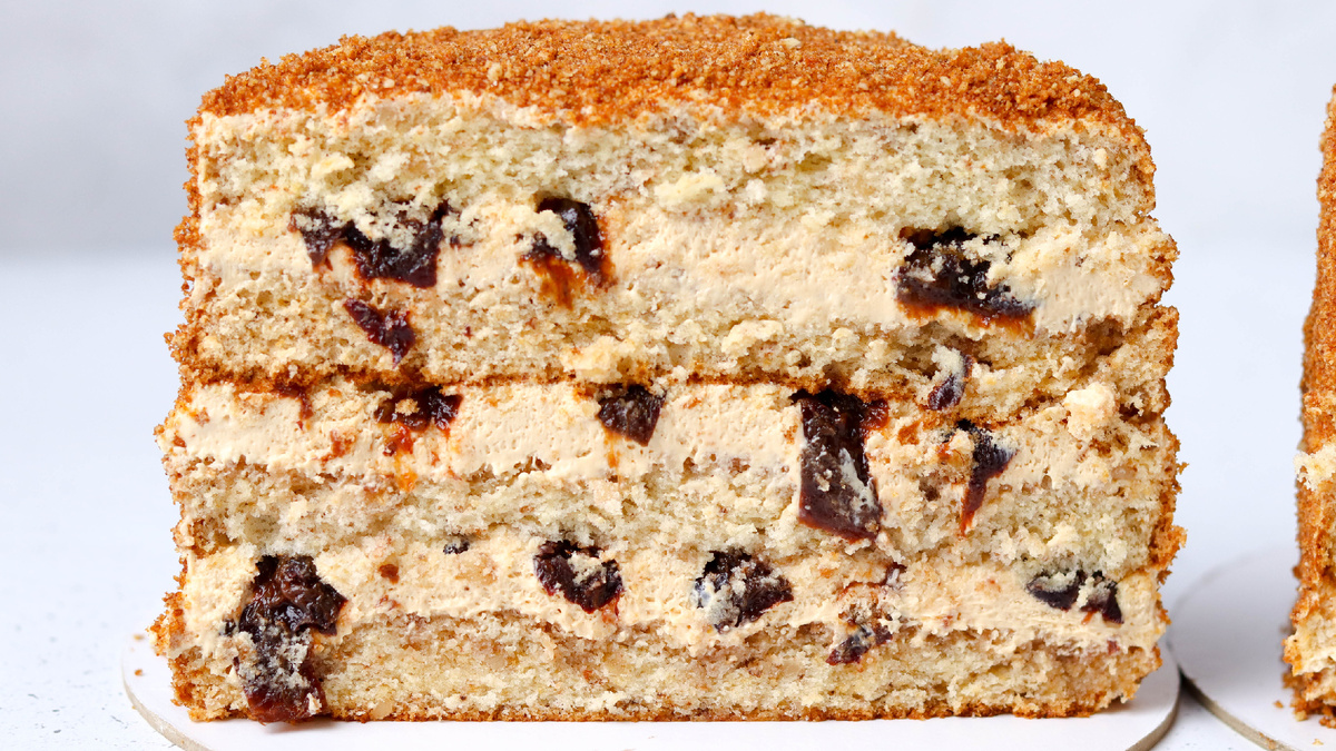 Нежный бисквитный медовик с сырно-сметанным кремом и вареной сгущенкой, с ароматным черносливом, выдержанном с чае с ромоми апельсиновой цедрой