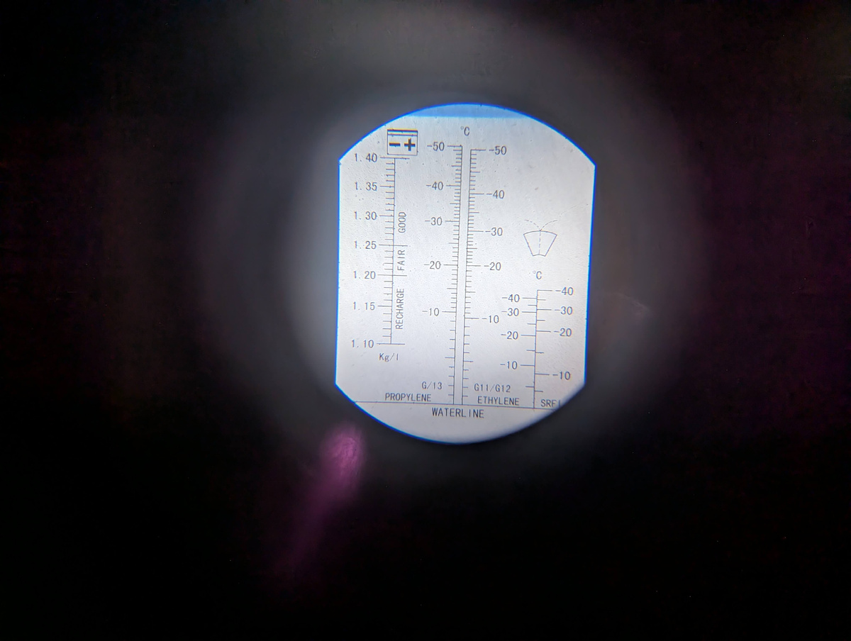 Перед началом работ проверяем рефрактометром состояние антифриза