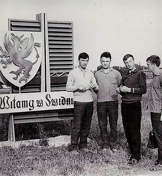 На въезде в Свидницу. Примерно 1970-1973. Из фотоальбома Шилова Анатолия Георгиевича (1939 - 2001). Первый слева - Шилов Анатолий Георгиеич