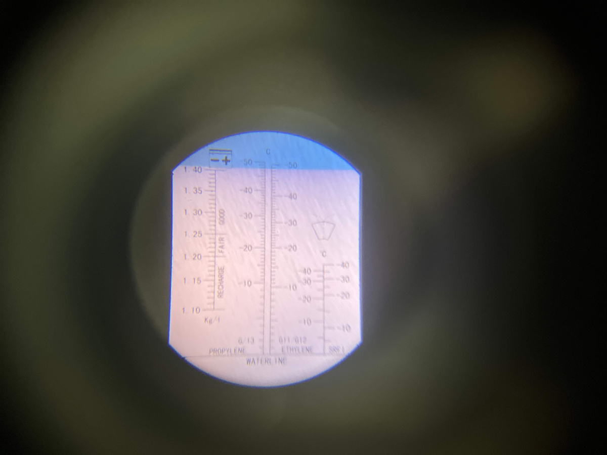 Перед началом работ проверяем рефрактометром состояние антифриза