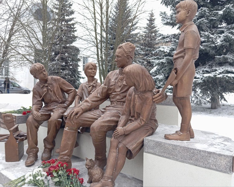     В Курске открыли памятник Гайдару и тимуровцам