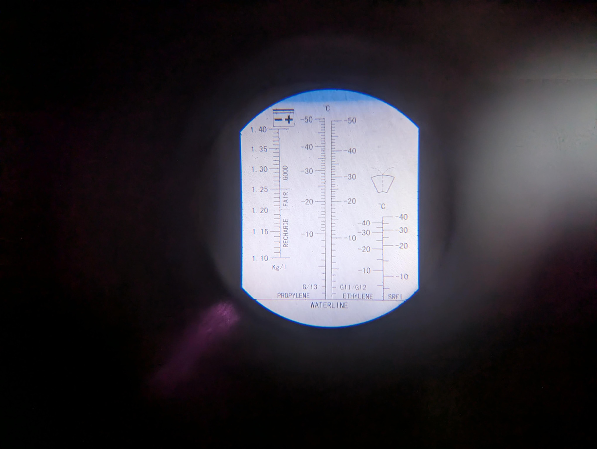 Перед началом работ проверяем рефрактометром состояние антифриза