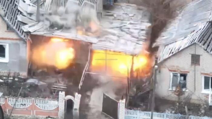 Момент взрыва в доме под Купянском, в котором засели украинские дроноводы. Обложка © SHOT