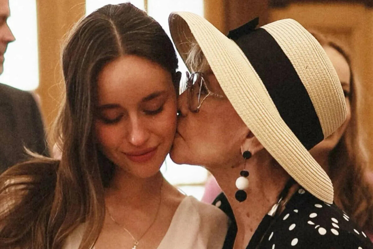    Вера Алентова с женой своего внука Андрея Социальные сети