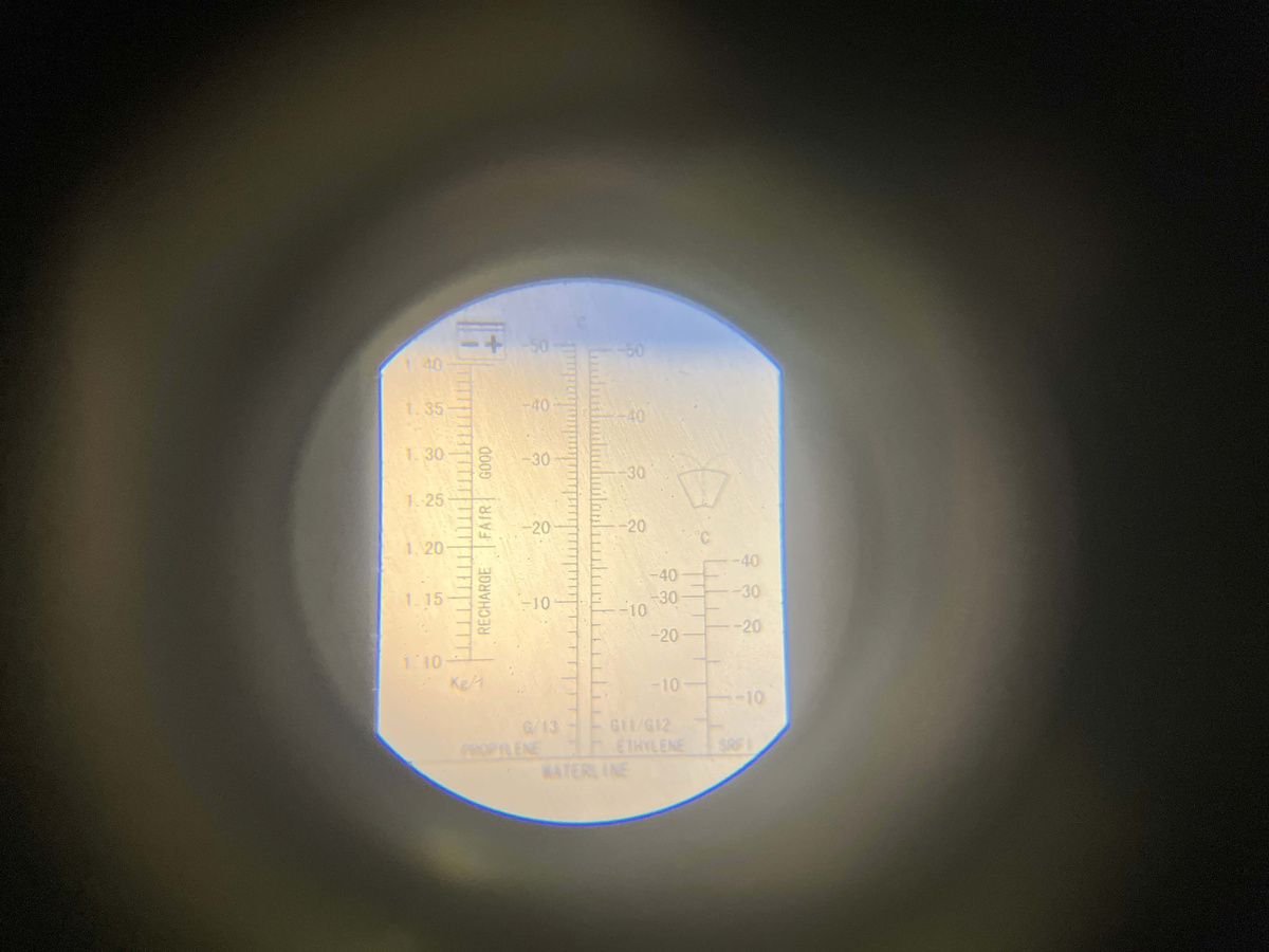 Перед началом работ проверяем рефрактометром состояние антифриза