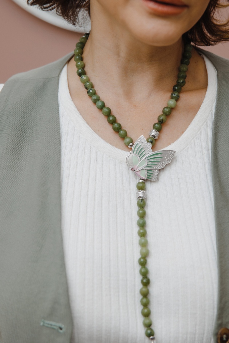 Бренд TRIORA, коллекция Китай: натуральный нефрит, шёлковый шарфик Твилли и дизайнерская брошь