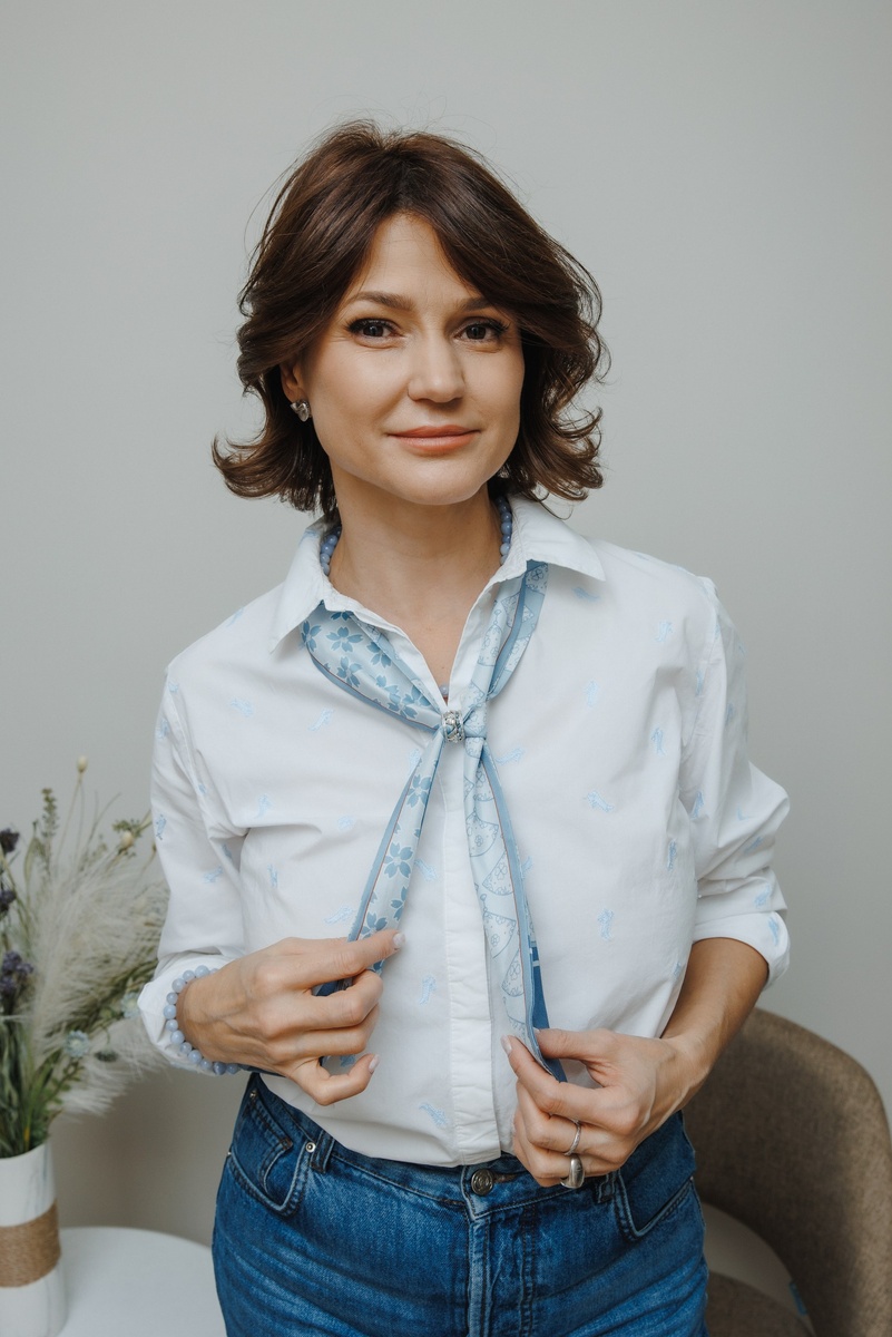 Бренд TRIORA, коллекция Япония: колье из голубого агата, дизайнерская брошь и шелковый шарфик Твилли