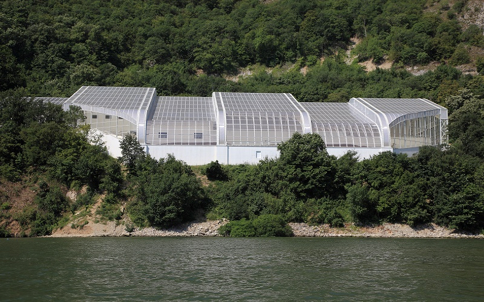 Рис. 1. Лепенски Вир. Картографический сервис google.ru/maps и реконструкция поселения и современный вид [http://srbi.ca/azbuka-srbije/azbuka-srbije-l/lepenski-vir-naselje-staro-devet-hiljada-godina/].