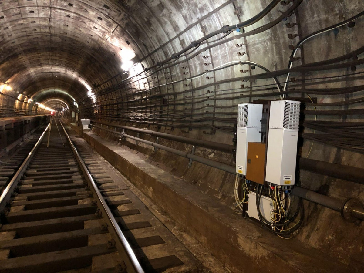 Пока еще чистое оборудование в тоннеле